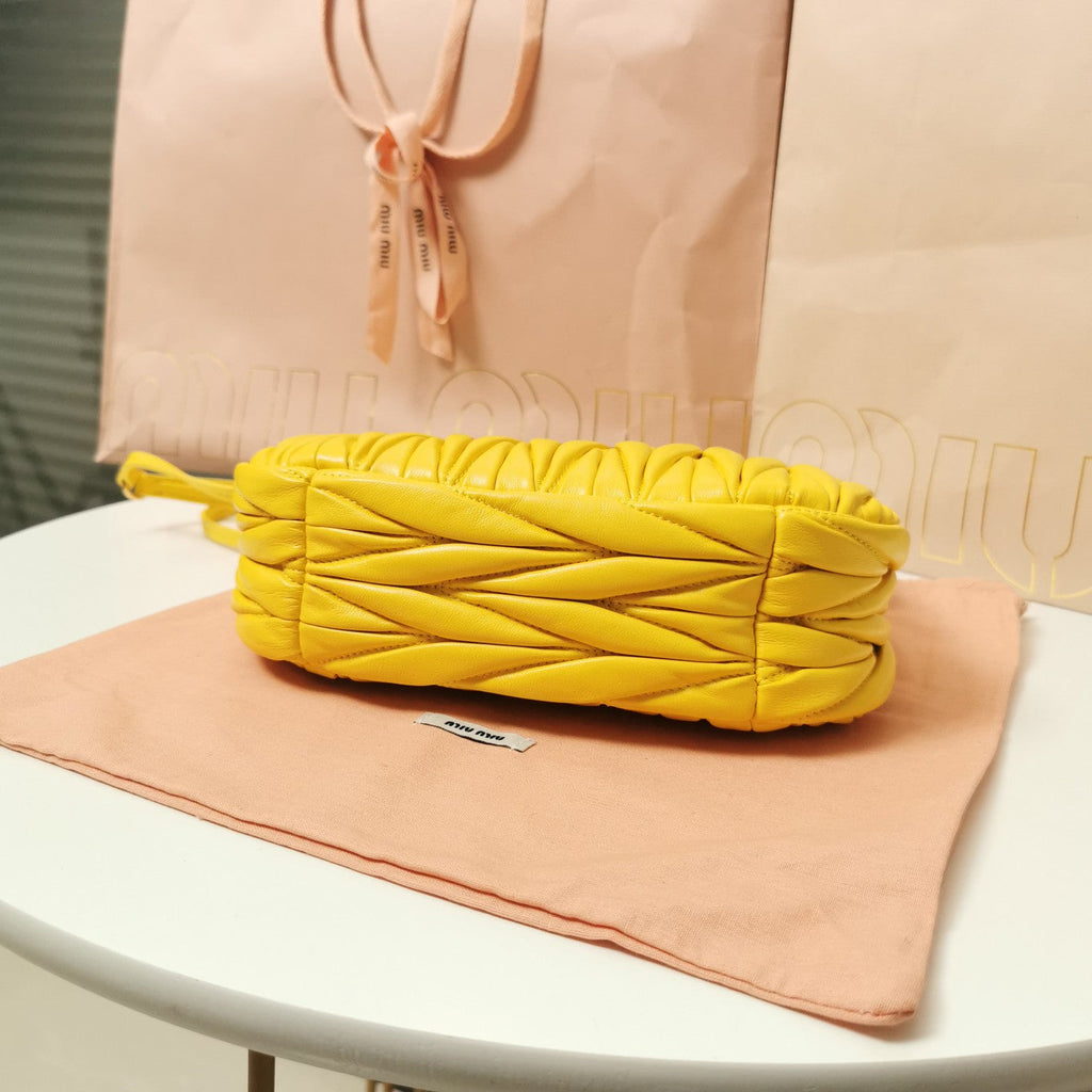 WANDER MATELASS¨¦ NAPPA HOBO BAG 23 IN YELLOW LAMBSKIN