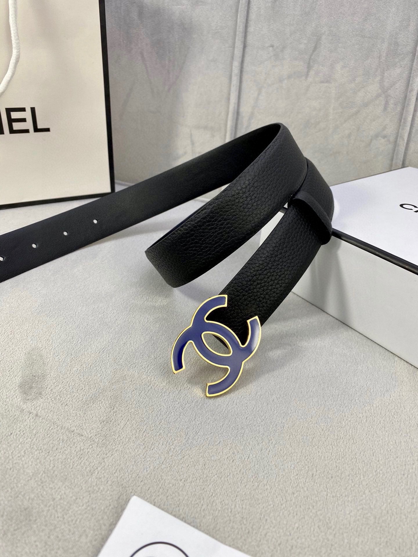CC 30MM BELT IN BLACK GRAINED CALFSKIN WITH NAVY BLUE METAL LOGO