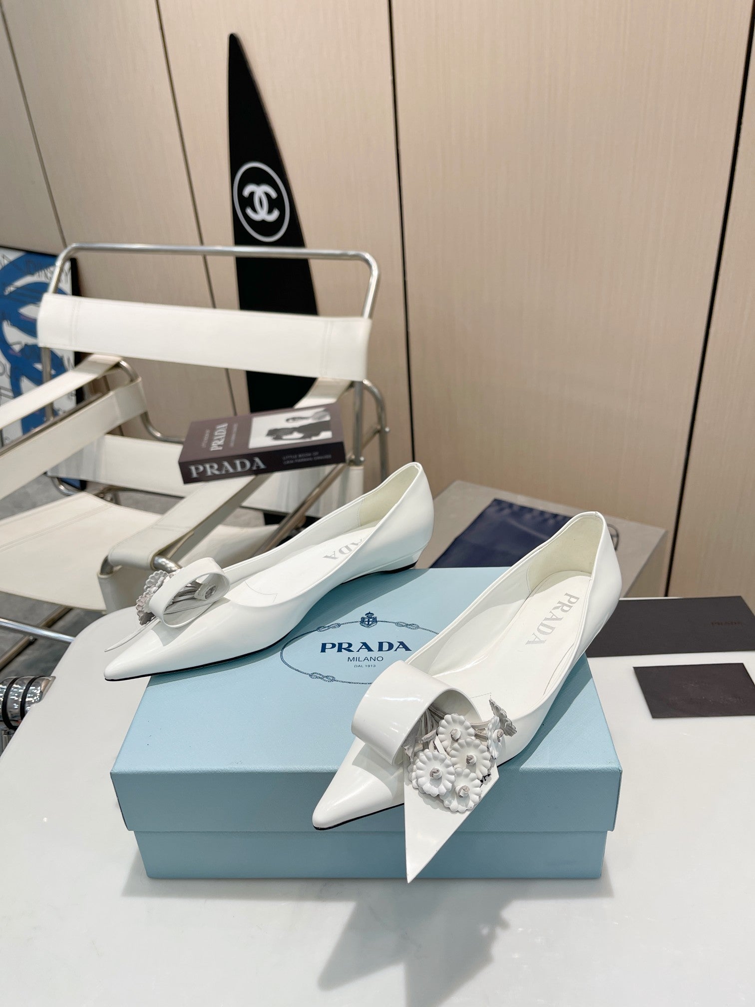 BALLET FLATS POINTED TOE IN WHITE SHINY CALFSKIN ATTACHED FLOWERS