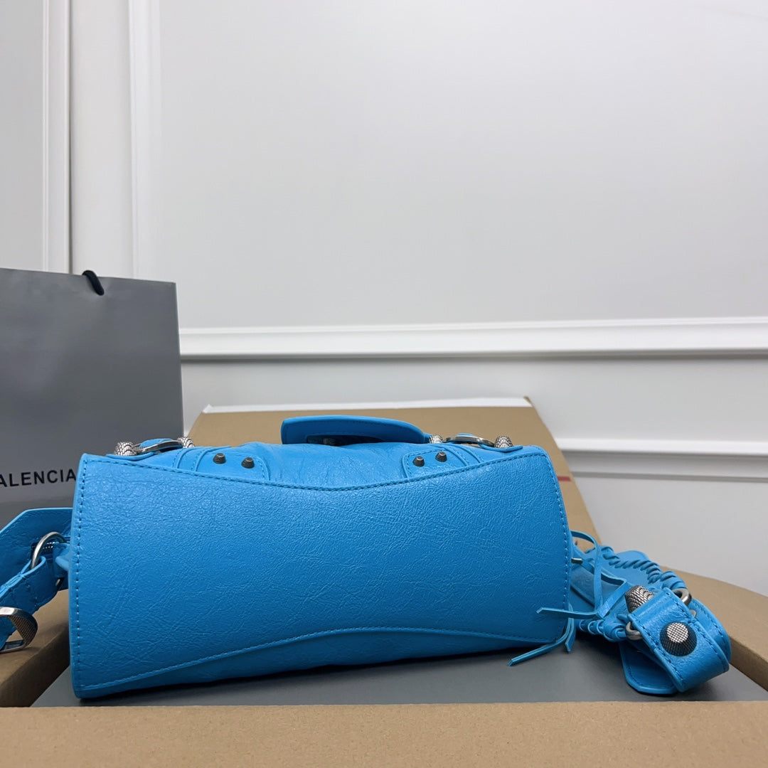 NEO CAGOLE 26 IN AZURE BLUE LAMBSKIN Secondary image