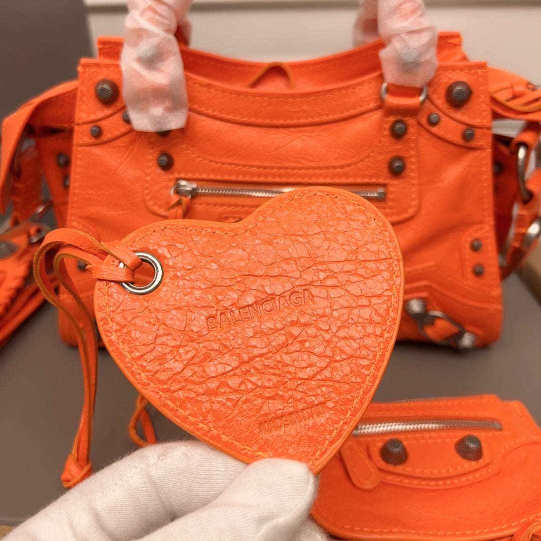 NEO CAGOLE 26 IN ORANGE LAMBSKIN Secondary image