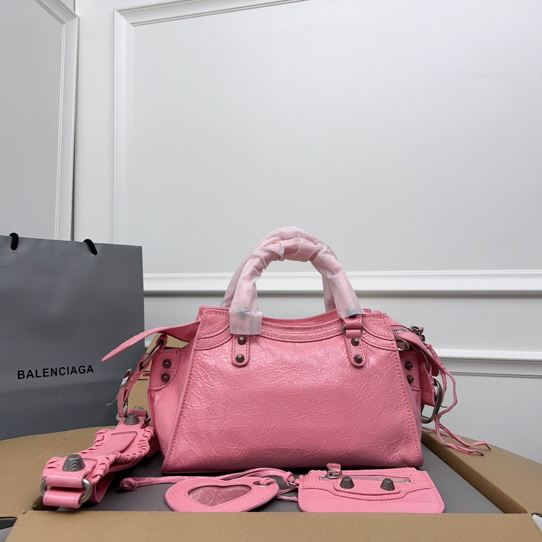 NEO CAGOLE 26 IN FLAMINGO PINK LAMBSKIN Secondary image