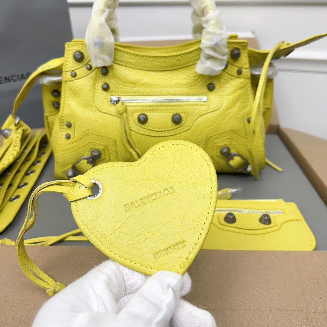 NEO CAGOLE 26 IN WATTLE YELLOW LAMBSKIN Secondary image