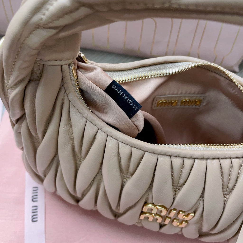 WANDER MATELASS¨¦ NAPPA HOBO BAG 23 IN BEIGE LAMBSKIN