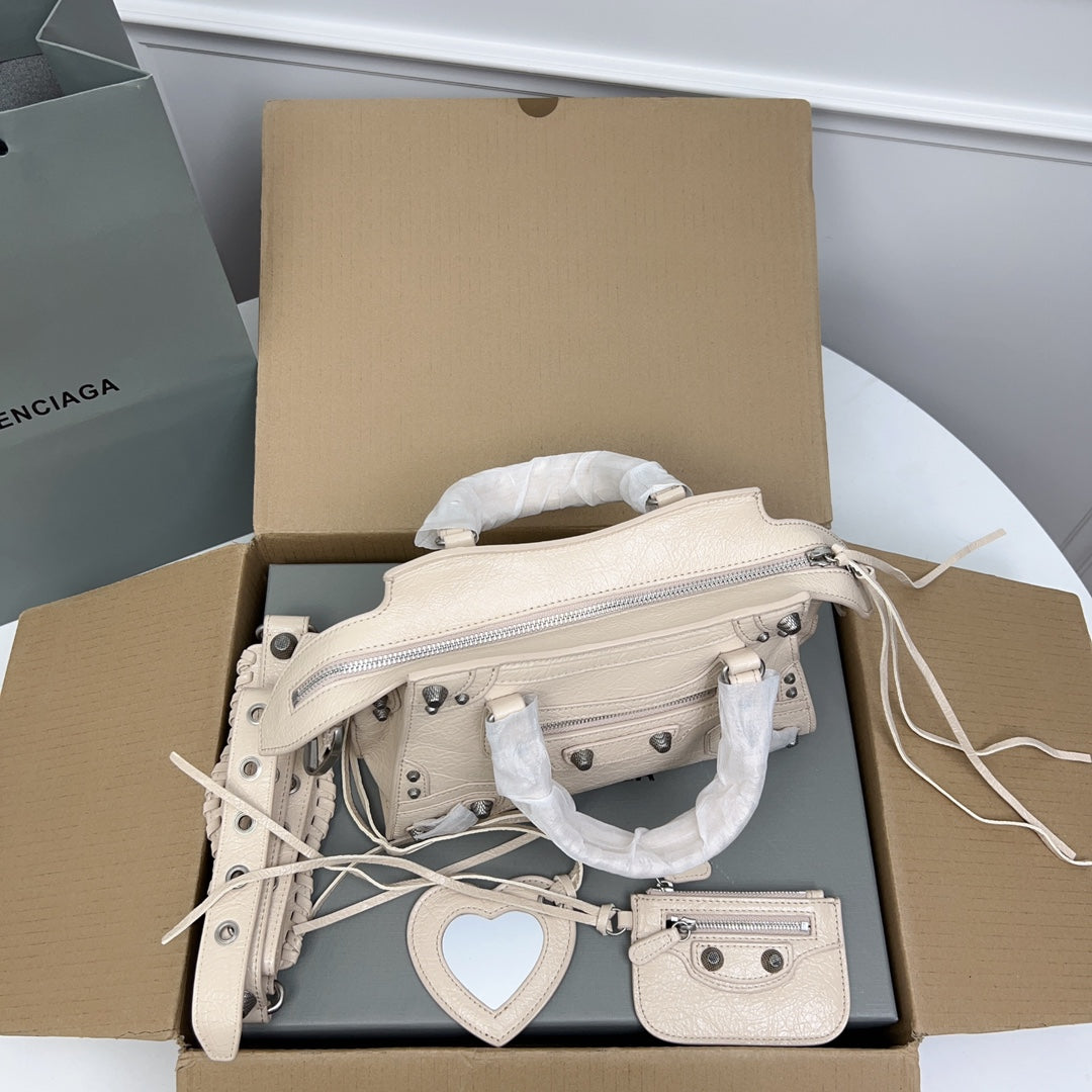 NEO CAGOLE 26 IN BEIGE LAMBSKIN Secondary image