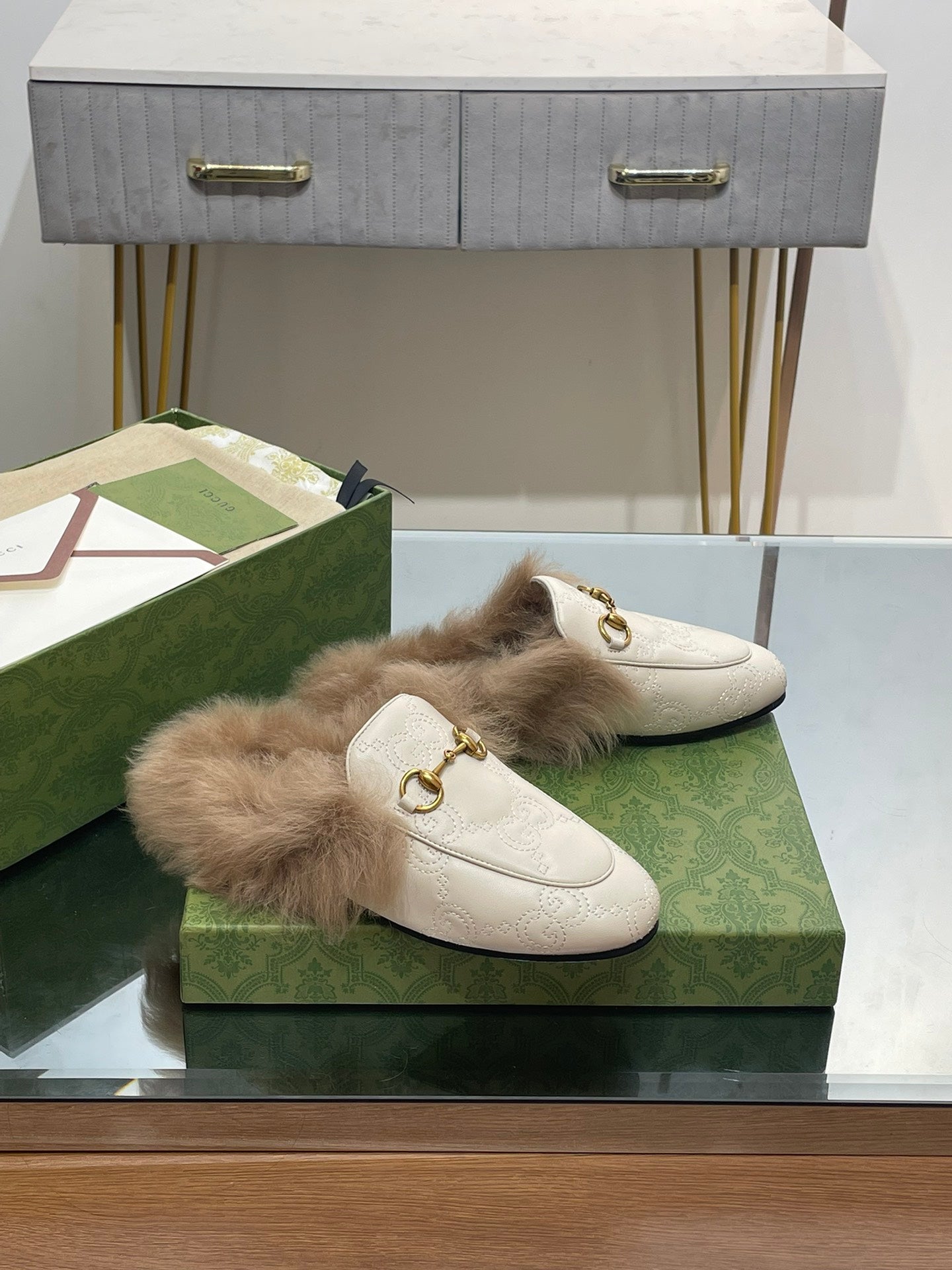 HORSEBIT MULE IN WHITE EMBOSSED CALFSKIN AND LAMB WOOL LINING Secondary image