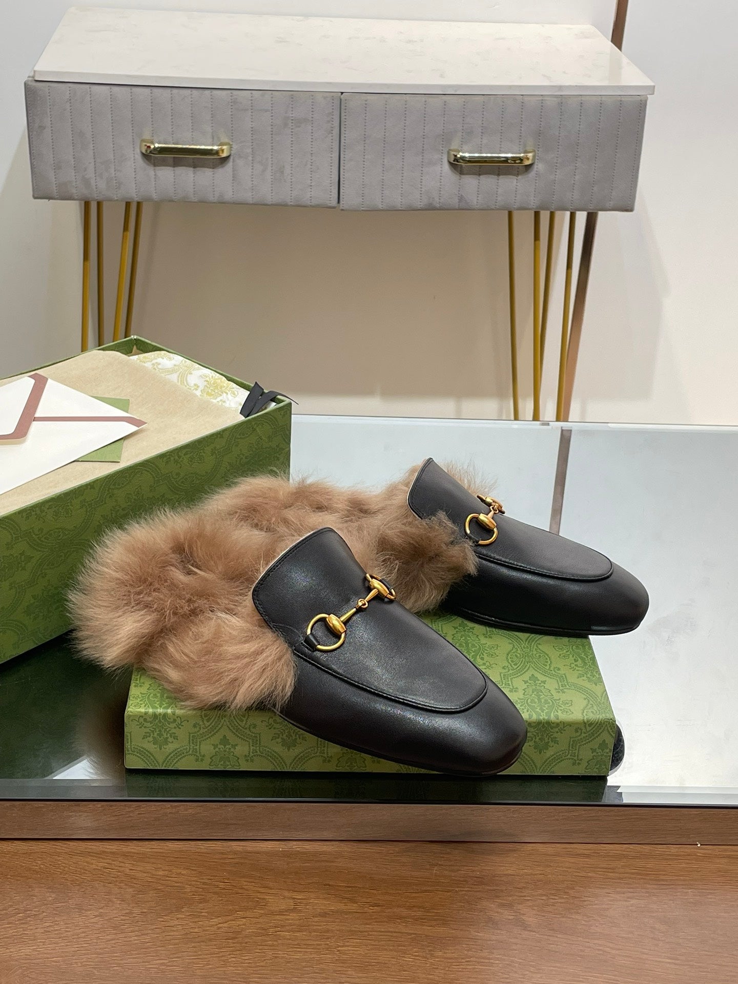 HORSEBIT MULE IN BLACK CALFSKIN AND LAMB WOOL LINING Secondary image