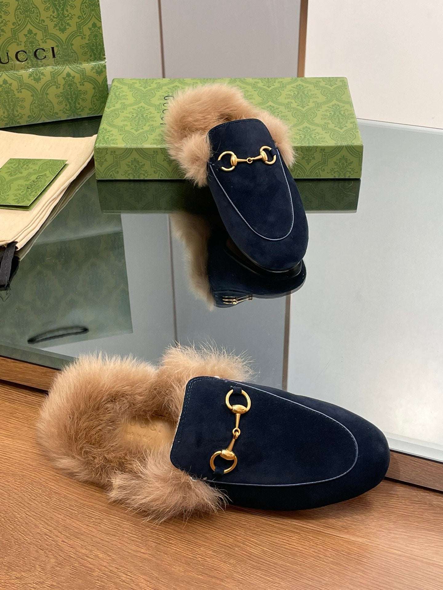 HORSEBIT MULE IN NAVY BLUE SUEDE AND LAMB WOOL LINING Secondary image