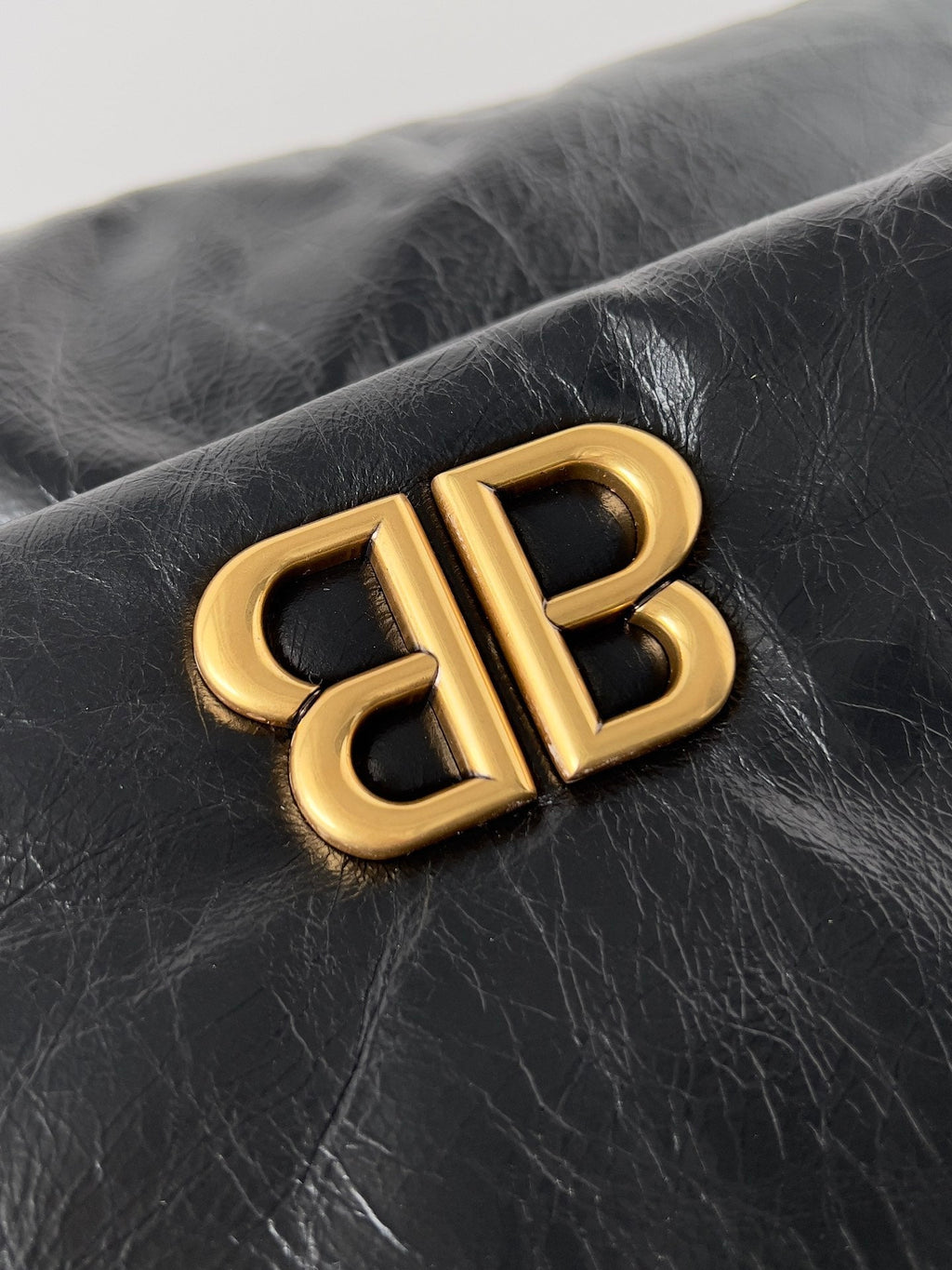 MONACO MEDIUM BAG 32 IN BLACK ARENA CALFSKIN GOLD HARDWARE