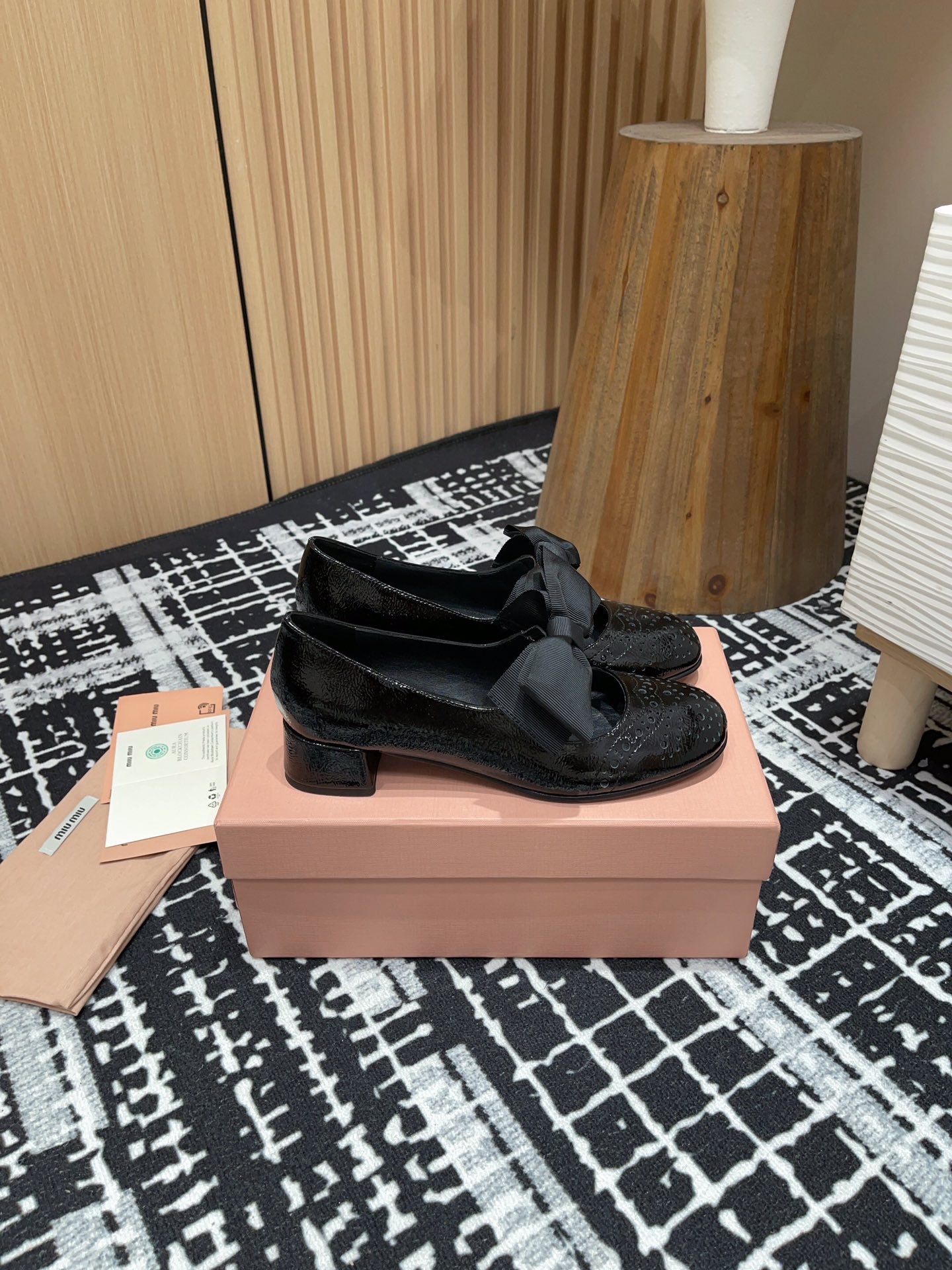 MARY JANE MID HEEL PUMPS IN BLACK PATENT LAMBSKIN WITH BOW Secondary image