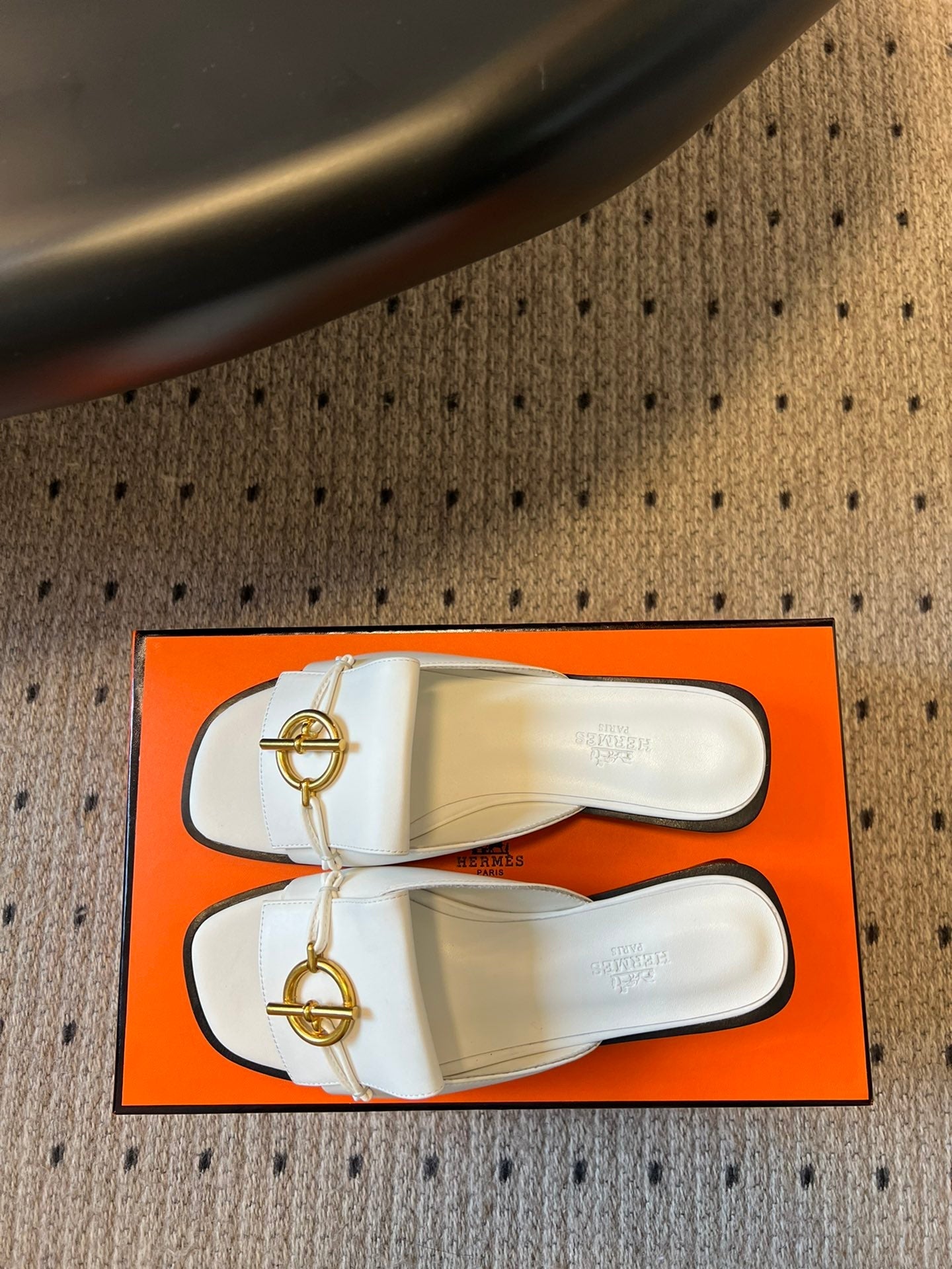 ILOT FLAT SANDAL IN WHITE CALFSKIN Secondary image