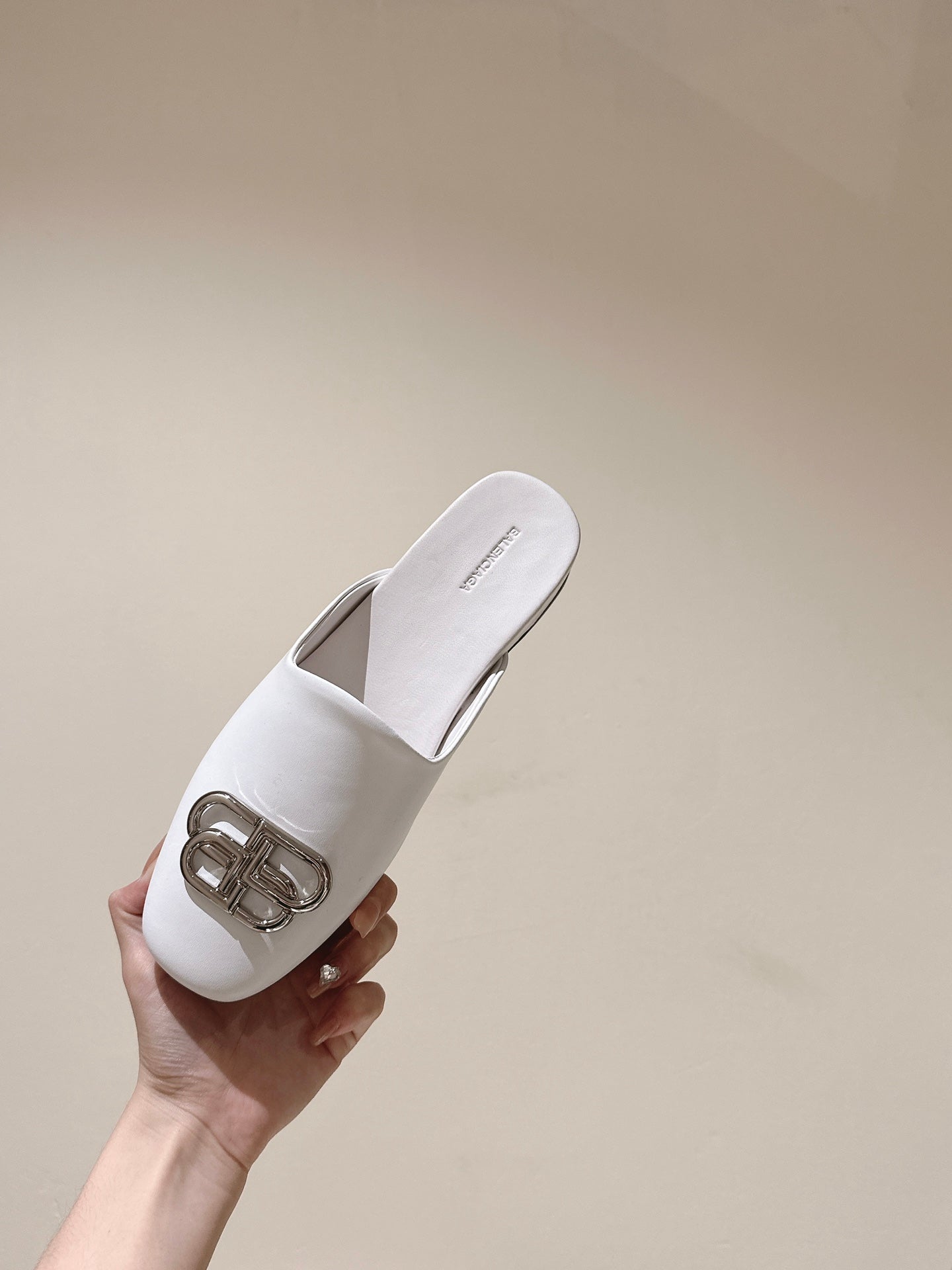 FLAT MULES IN WHITE SMOOTH CALFSKIN SILVER BUCKLE Secondary image