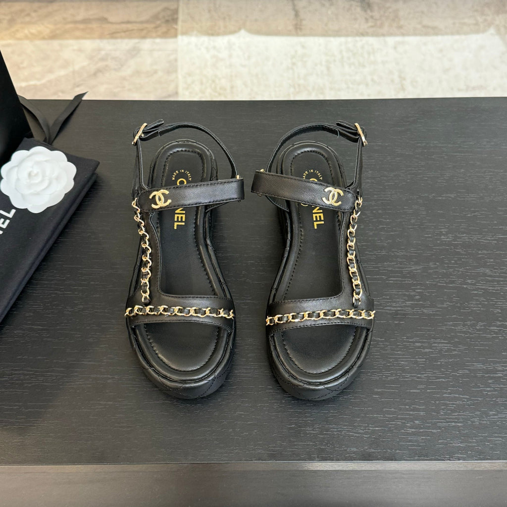 FLAT SANDALS IN BLACK LAMBSKIN WITH GOLD CHAIN