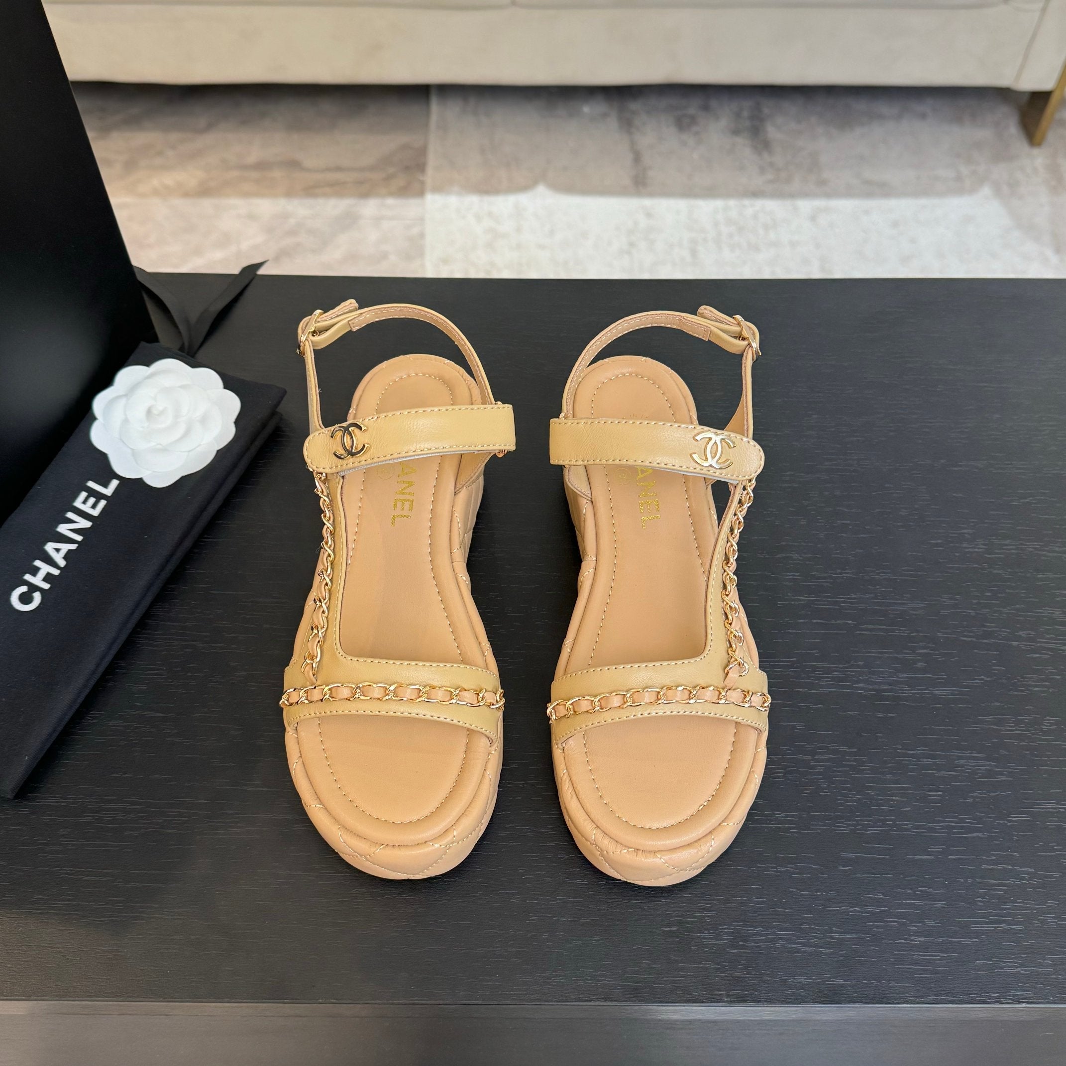 FLAT SANDALS IN PEANUT BROWN LAMBSKIN WITH GOLD CHAIN Secondary image