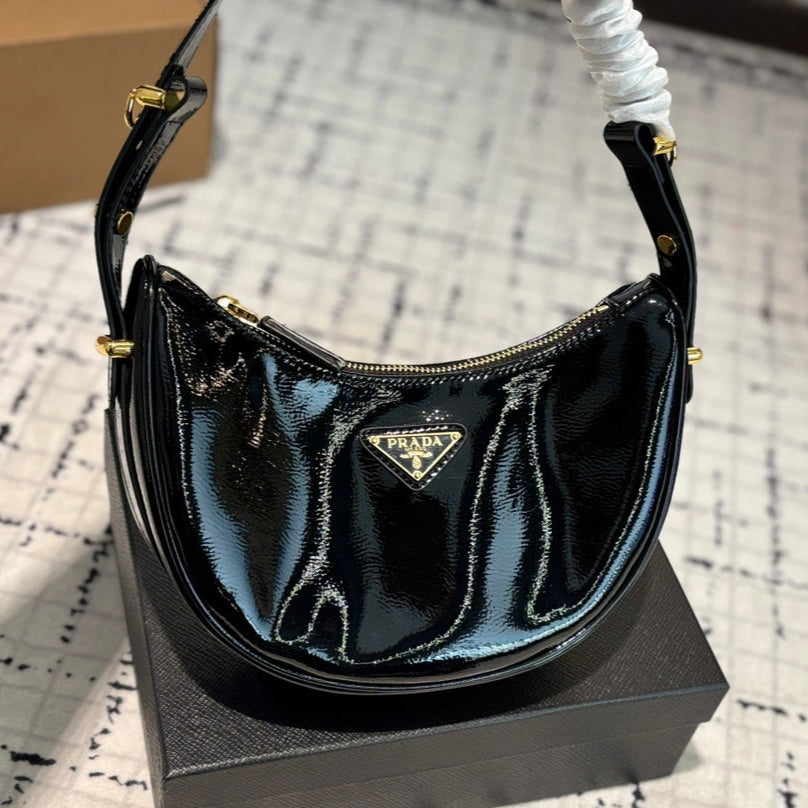 ARQU¨¦ SHOULDER BAG 20 IN PATENT BLACK NAPPA LEATHER GOLD HARDWARE