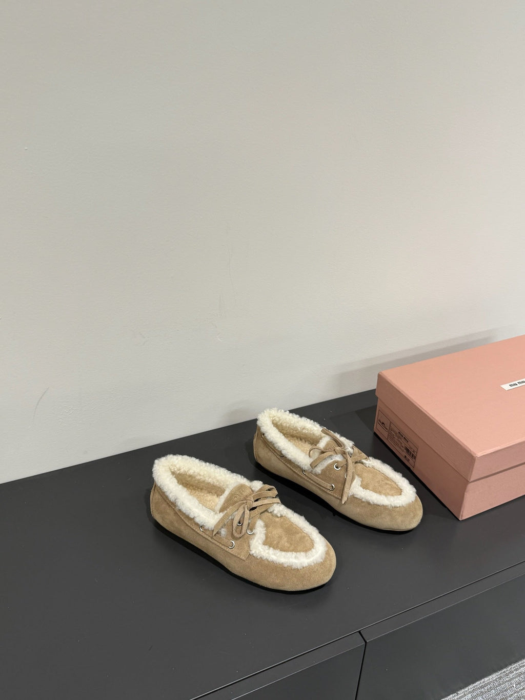 LACE-UP LOAFERS IN TORTILLA SUEDE AND WHITE FLEECE LINING