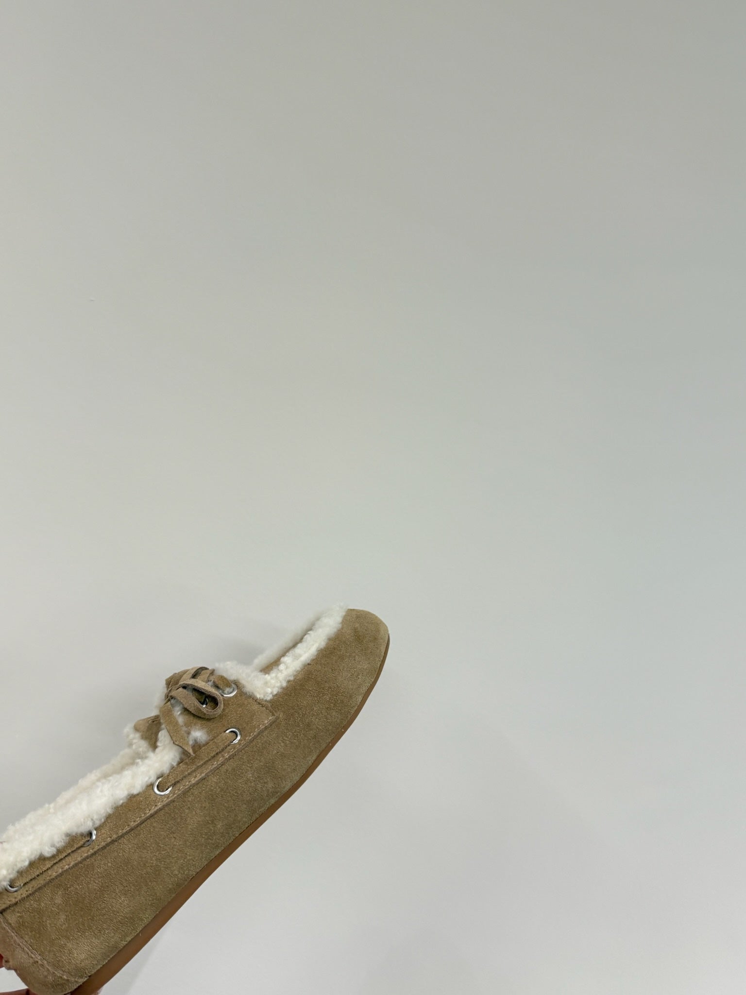 LACE-UP LOAFERS IN TORTILLA SUEDE AND WHITE FLEECE LINING