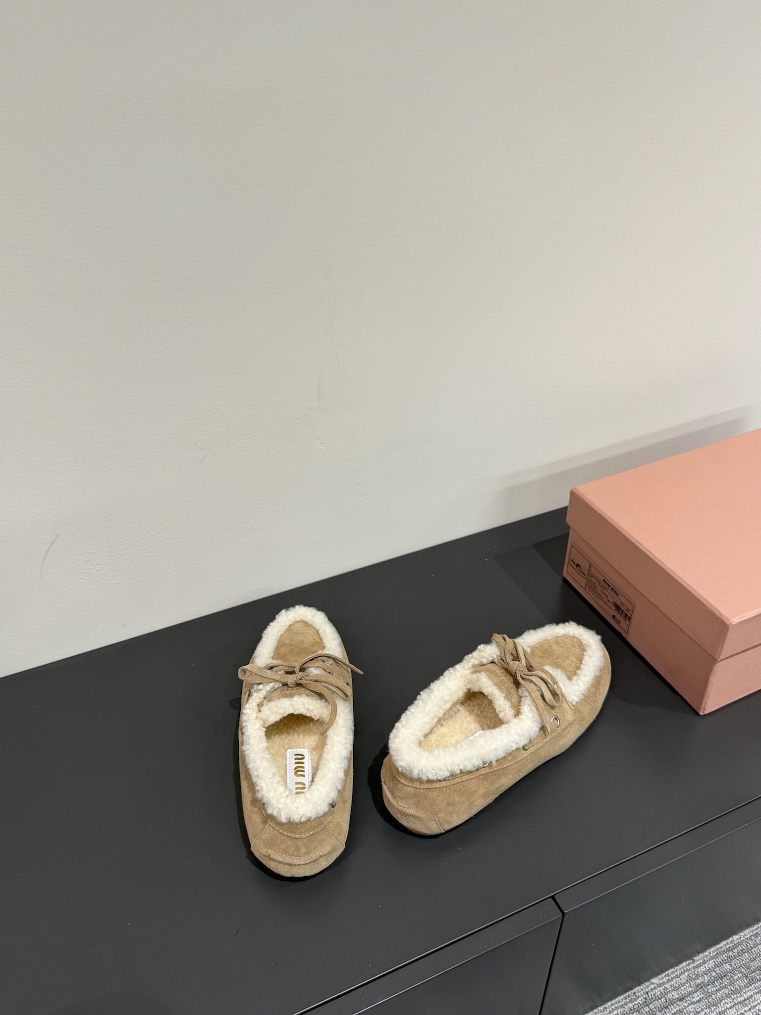 LACE-UP LOAFERS IN TORTILLA SUEDE AND WHITE FLEECE LINING