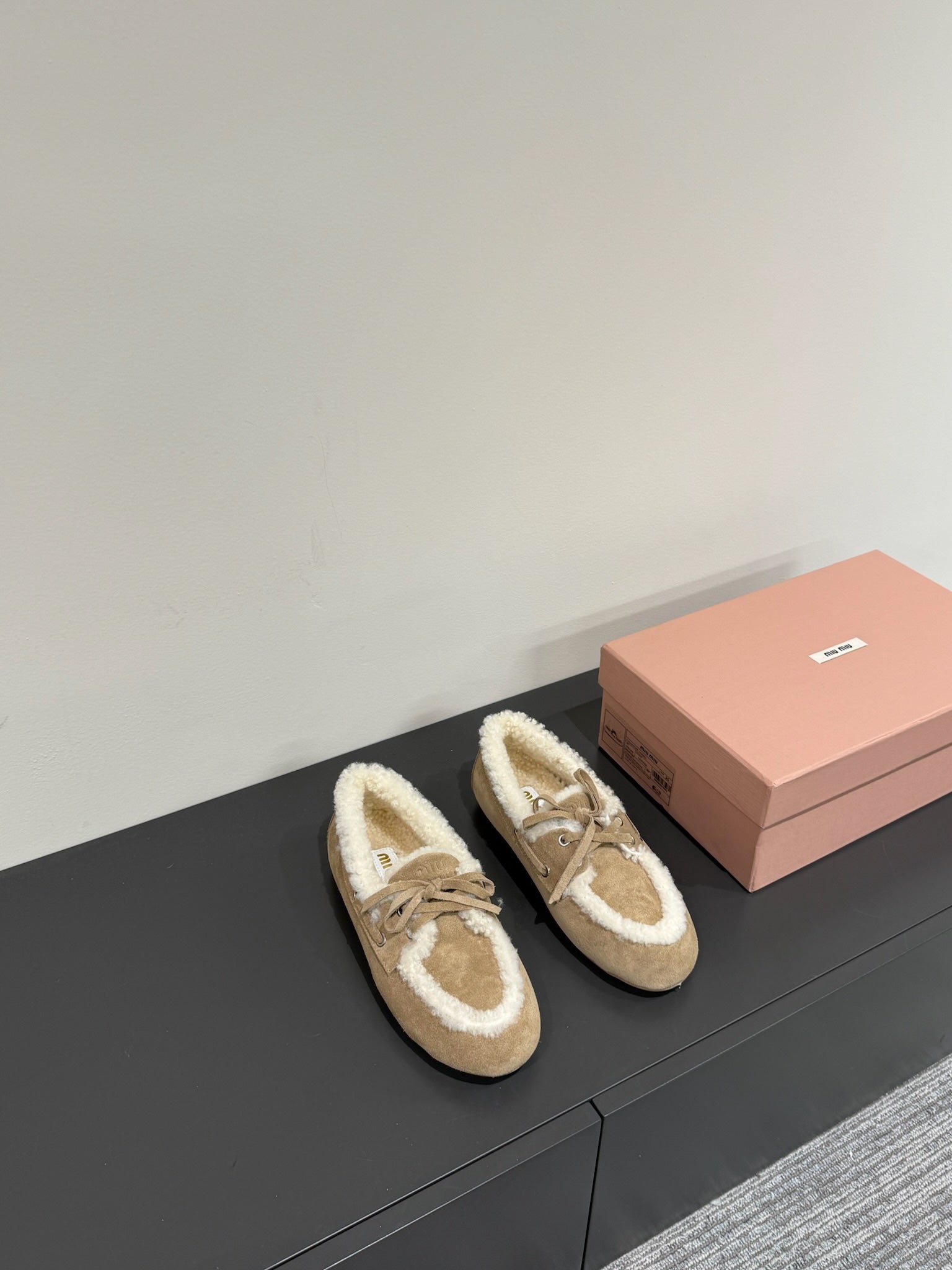 LACE-UP LOAFERS IN TORTILLA SUEDE AND WHITE FLEECE LINING