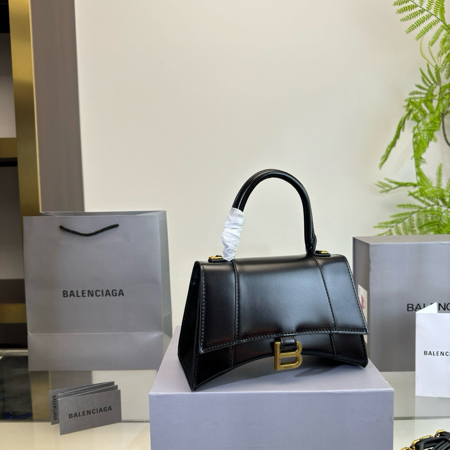 HOURGLASS HANDBAG 22 IN BLACK SHINY BOX CALFSKIN GOLD HARDWARE Main image