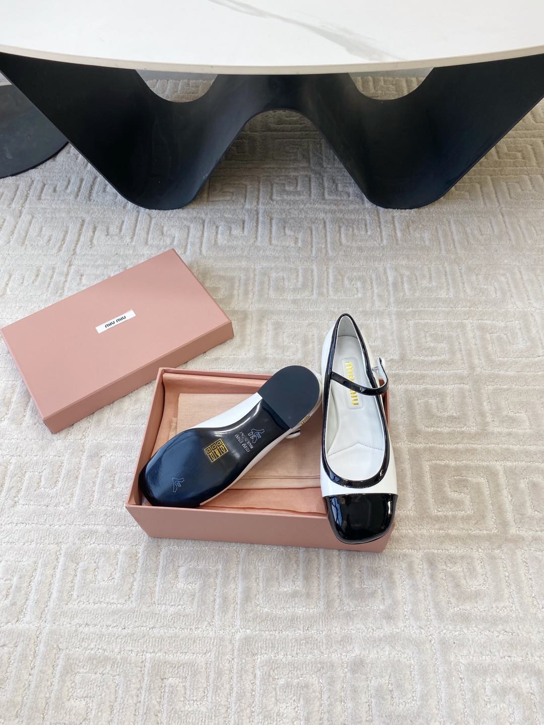 MARY JANE PUMPS IN BLACK MIX WHITE GLOSSY SHEEPSKIN Secondary image