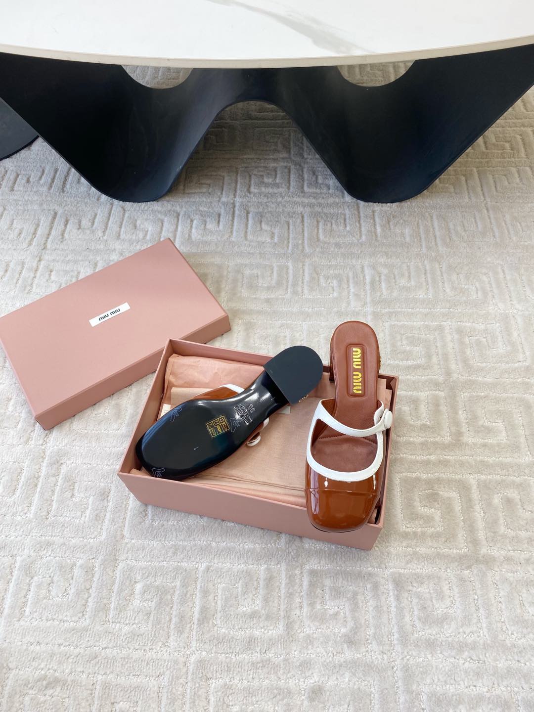 MARY JANE MULE PUMPS IN RED BROWN GLOSSY SHEEPSKIN Secondary image