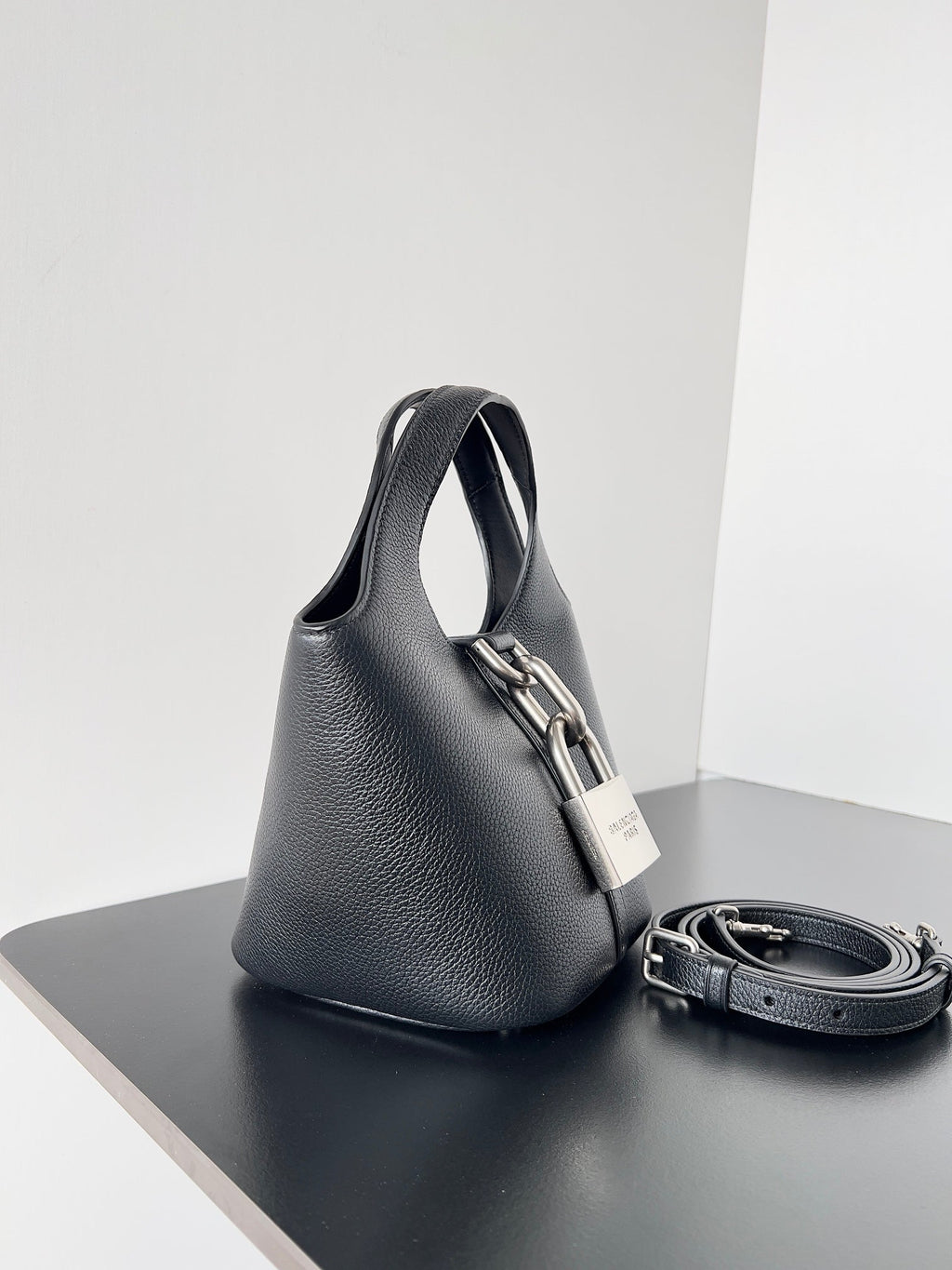 SILVER LOCKER SHOULDER BAG 24 IN BLACK CALFSKIN