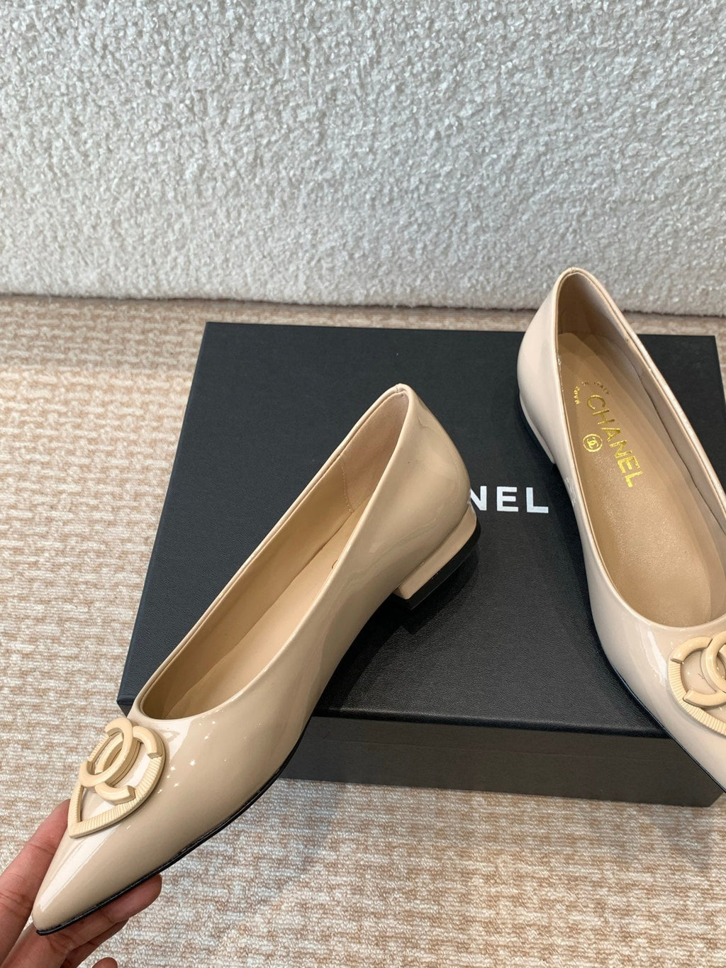 FLAT PUMPS IN BISQUE BEIGE PATENT CALFSKIN