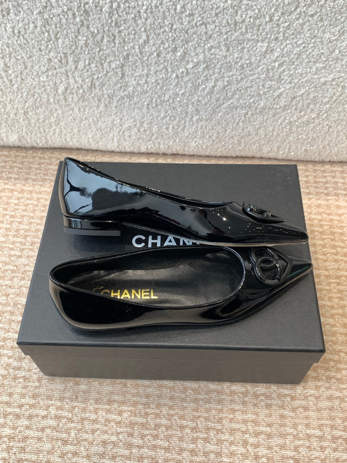 FLAT PUMP IN BLACK PATENT CALFSKIN