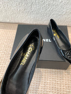 FLAT PUMP IN BLACK PATENT CALFSKIN