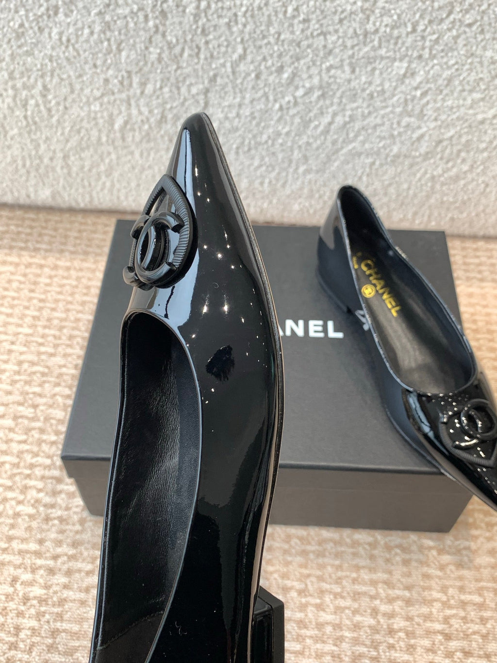 FLAT PUMP IN BLACK PATENT CALFSKIN