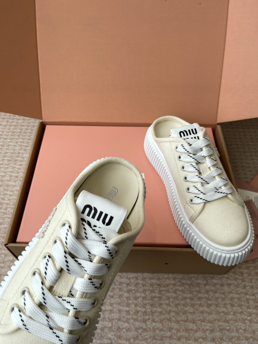 WASH SNEAKER MULES IN OFF WHITE DENIM WHITE STRIPED LACES