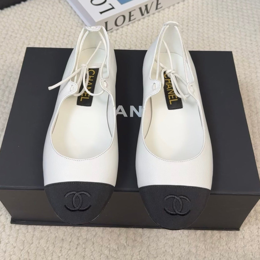 FLAT MARY JANE PUMPS IN WHITE LAMBSKIN MIX BLACK FABRIC Main image
