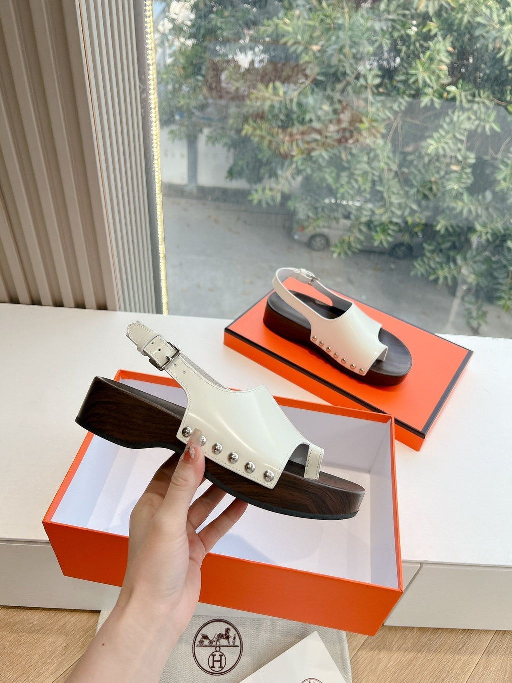 FLAT SANDAL IN WHITE CALFSKIN