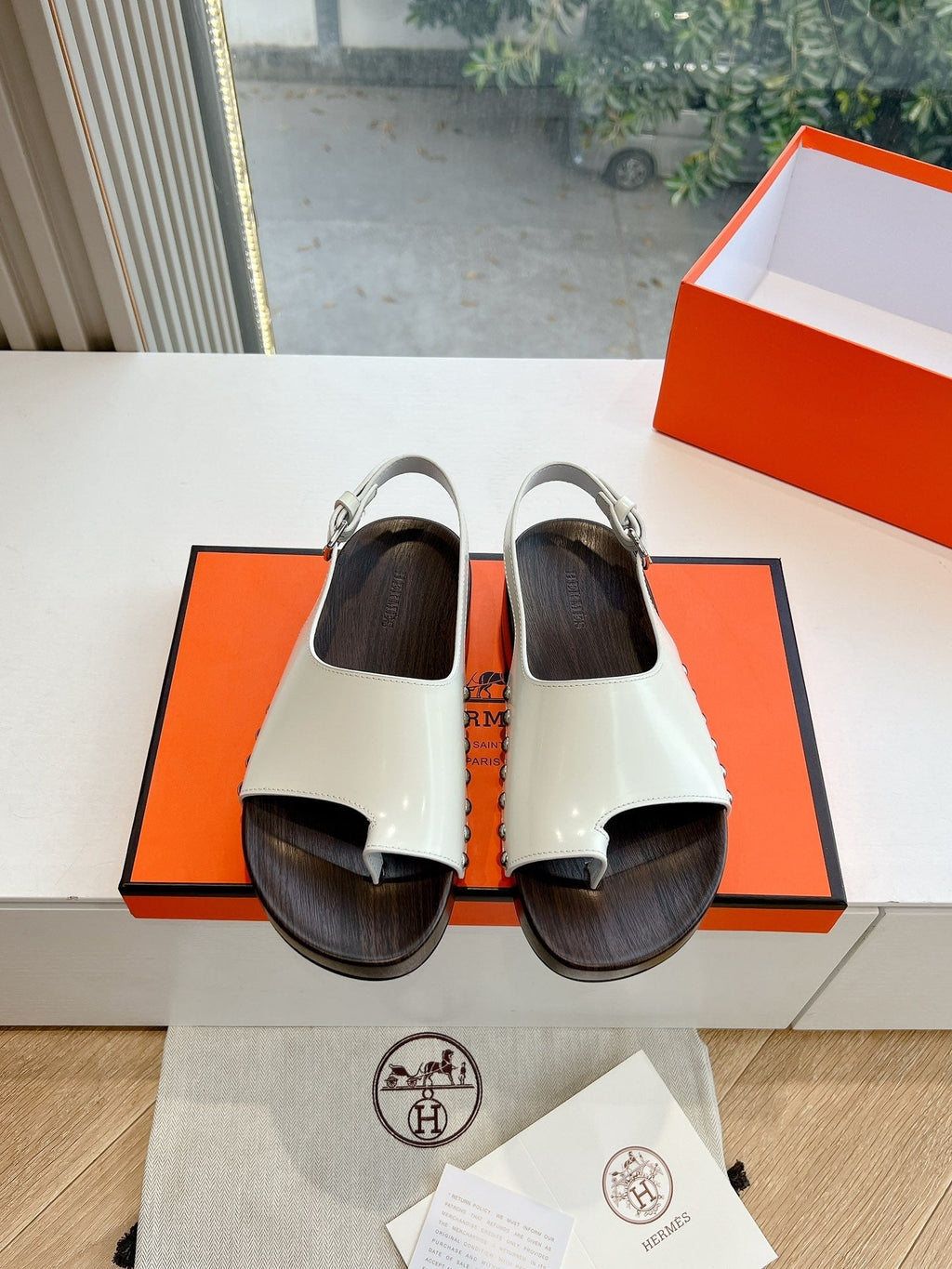 FLAT SANDAL IN WHITE CALFSKIN