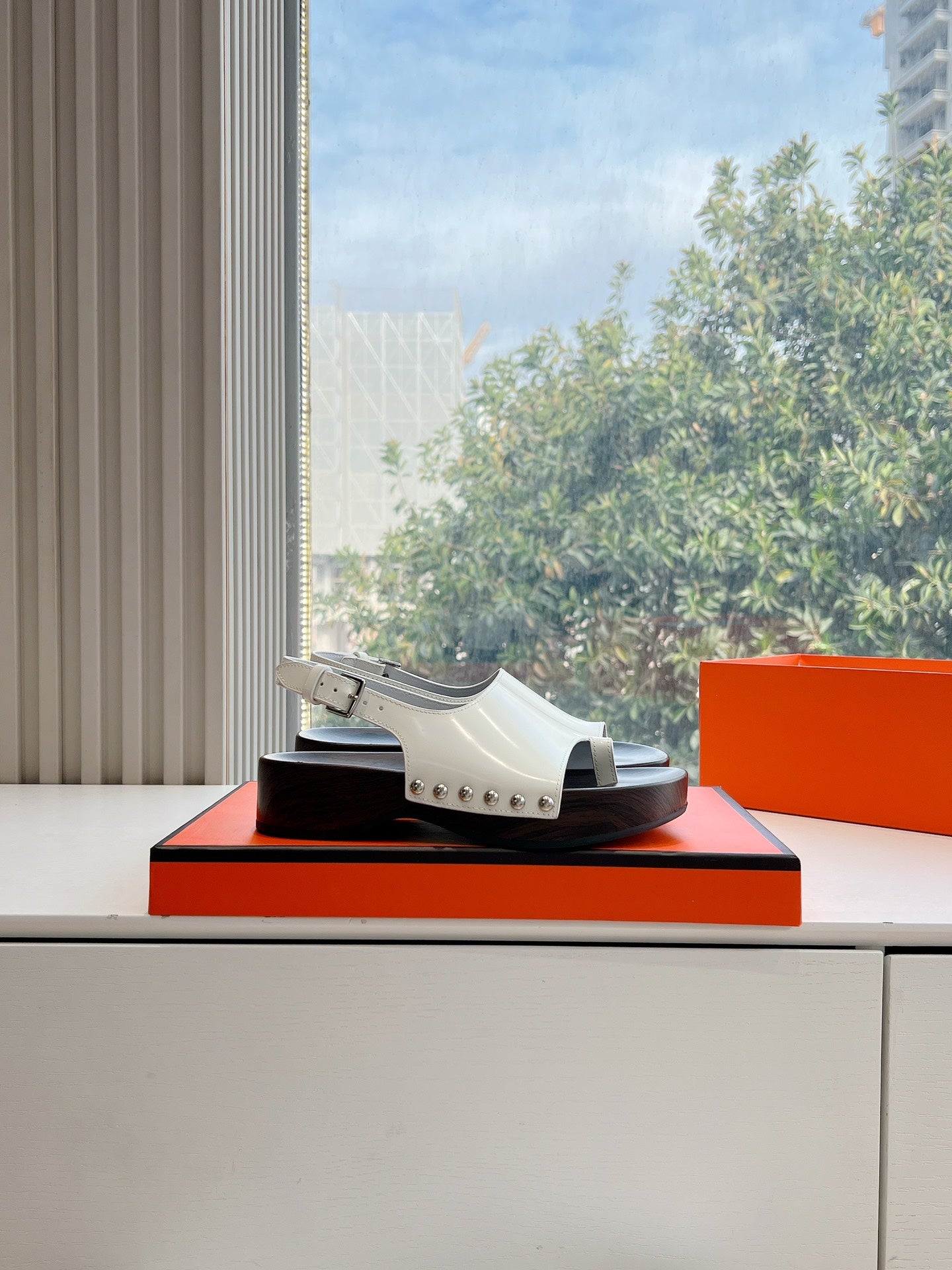 FLAT SANDAL IN WHITE CALFSKIN