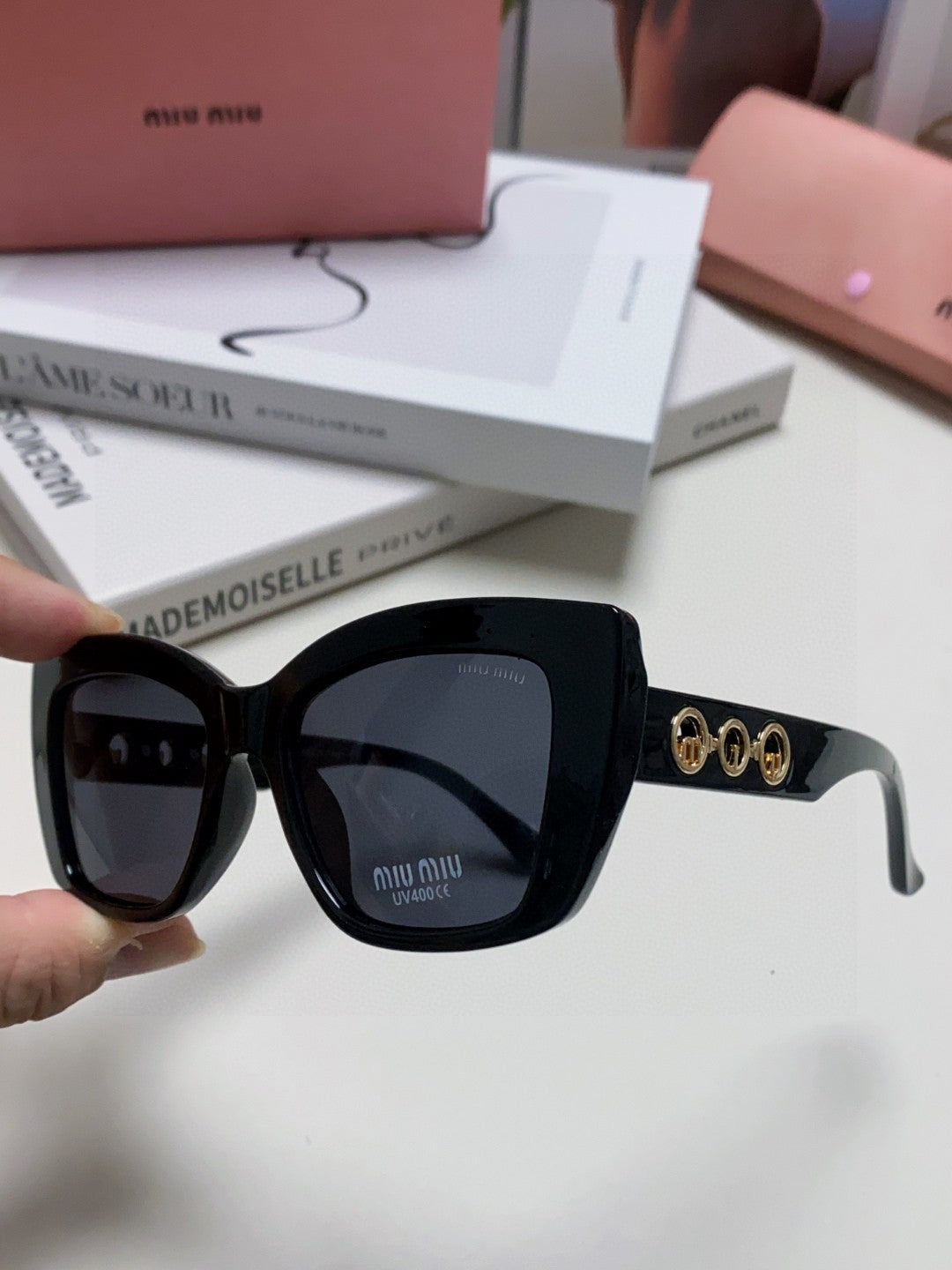 LOGO CAT EYE SUNGLASSES 513005 IN BLACK ACETATE Secondary image