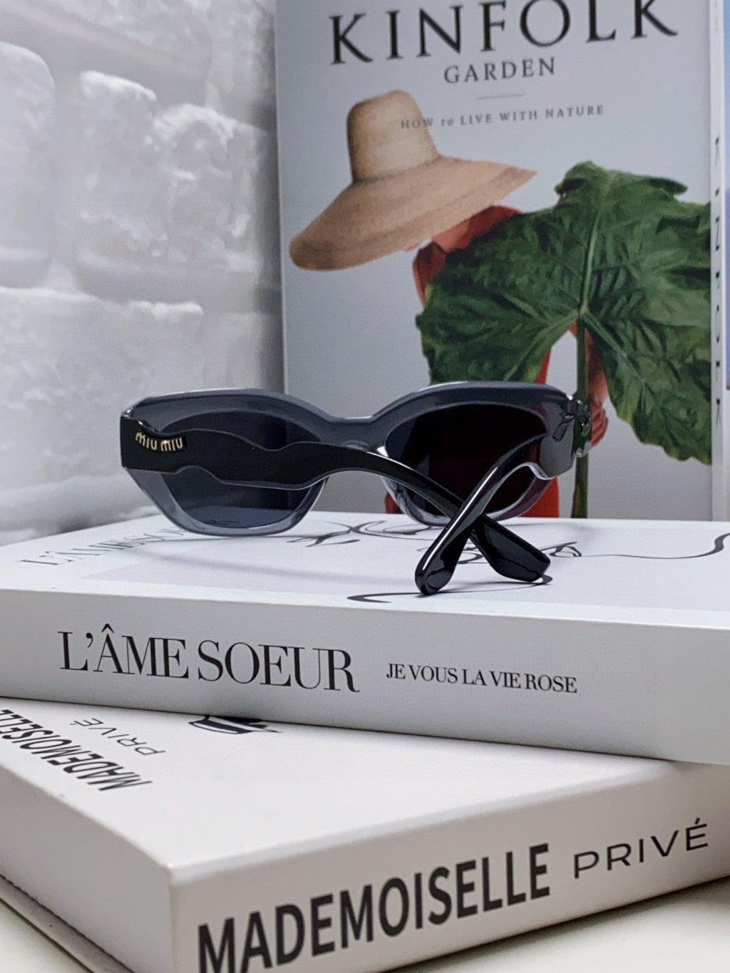 LOGO CAT EYE SUNGLASSES 513006 IN BLACK AND GREY CLEAR ACETATE WAVY FRAME