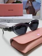 LOGO CAT EYE SUNGLASSES 513006 IN BLACK AND GREY CLEAR ACETATE WAVY FRAME