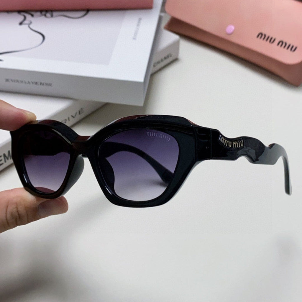 LOGO CAT EYE SUNGLASSES 513008 IN BLACK ACETATE WAVY FRAME