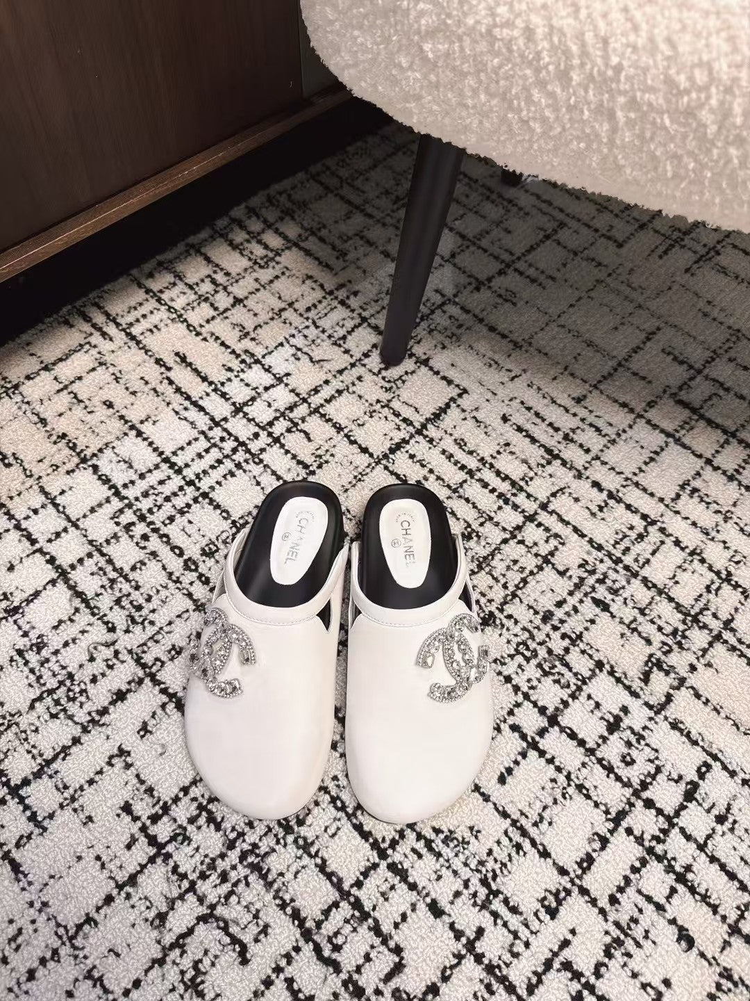 FLAT MULES IN WHITE CALFSKIN Secondary image