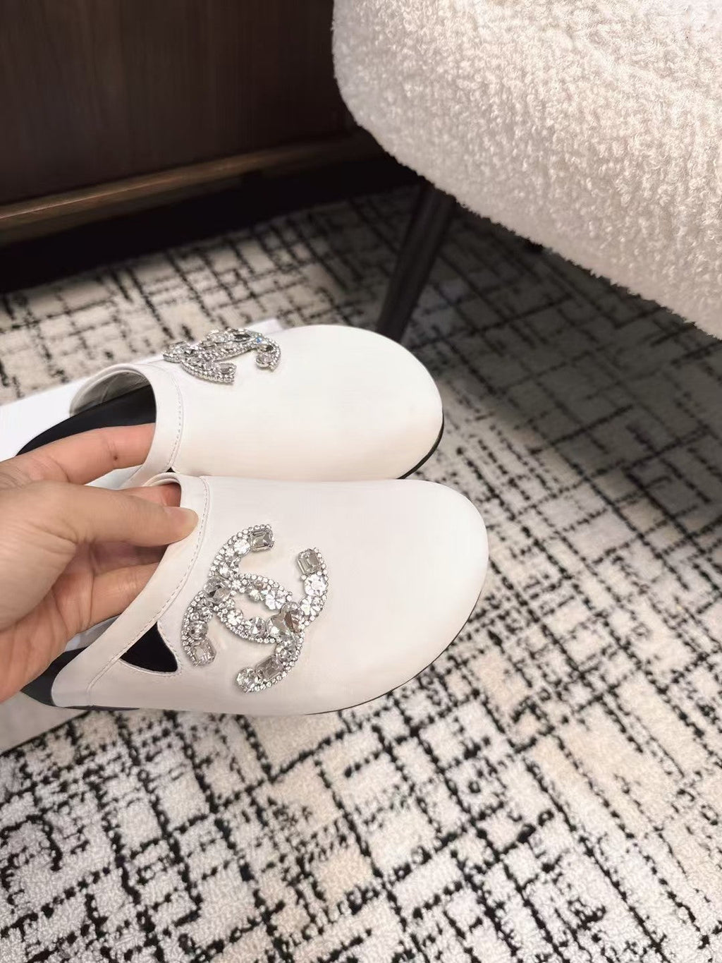 FLAT MULES IN WHITE CALFSKIN