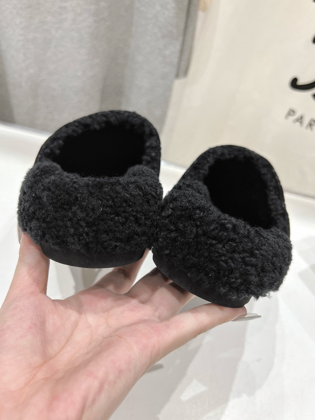 HORSEBIT MULE IN BLACK EMBOSSED SUEDE AND FLEECE LINING Secondary image